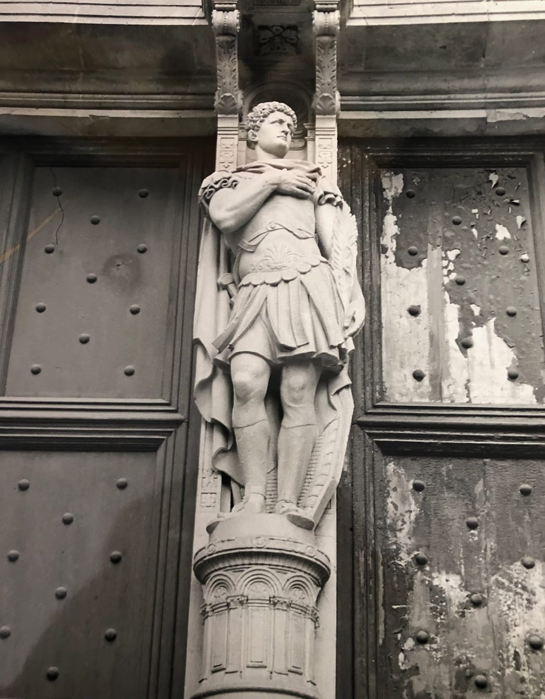 Statue de saint Eustache, portail nord de l'église (impasse Saint-Eustache) Cette statue est aujourd'hui sans tête, tombée sous les effets de l'érosion, sans doute entre 1930 et 1950